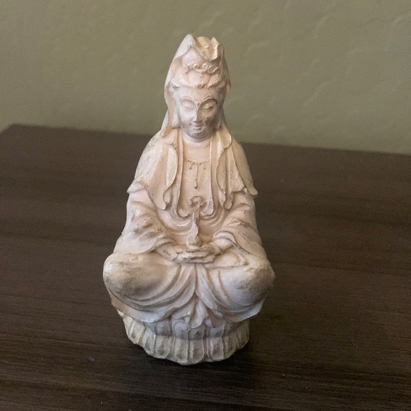 Quan Yin Statuette - Goddess of Mercy and Compassion - Picture 2 of 5